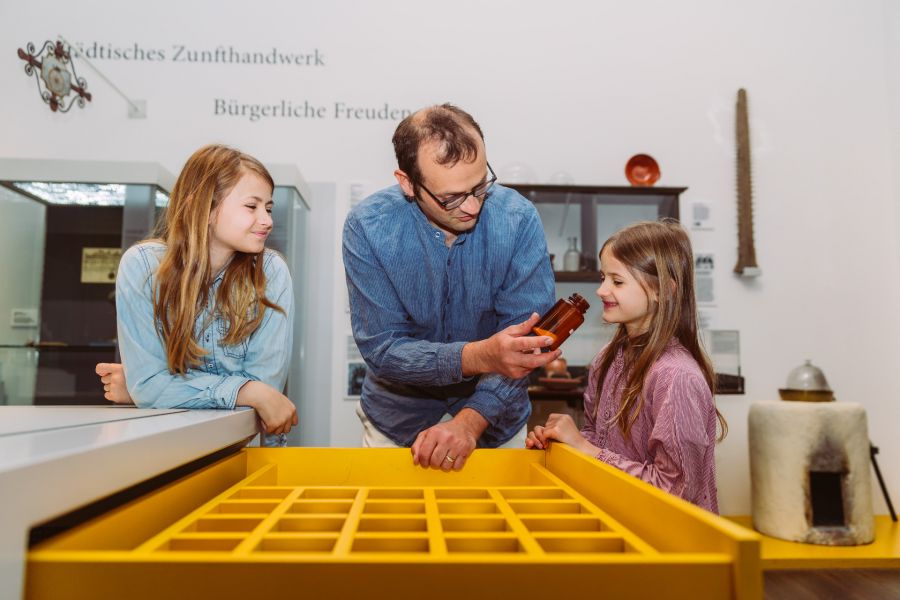 Kreismuseum Wewelsburg, drei Ecken, viele Geschichten: Im Historischen Museum dürfen Schubladen ausdrücklich geöffnet werden. Für Gäste gibt es viel zum Entdecken und zum Ausprobieren. (Foto: Lina Loos, ©Kreismuseum Wewelsburg).